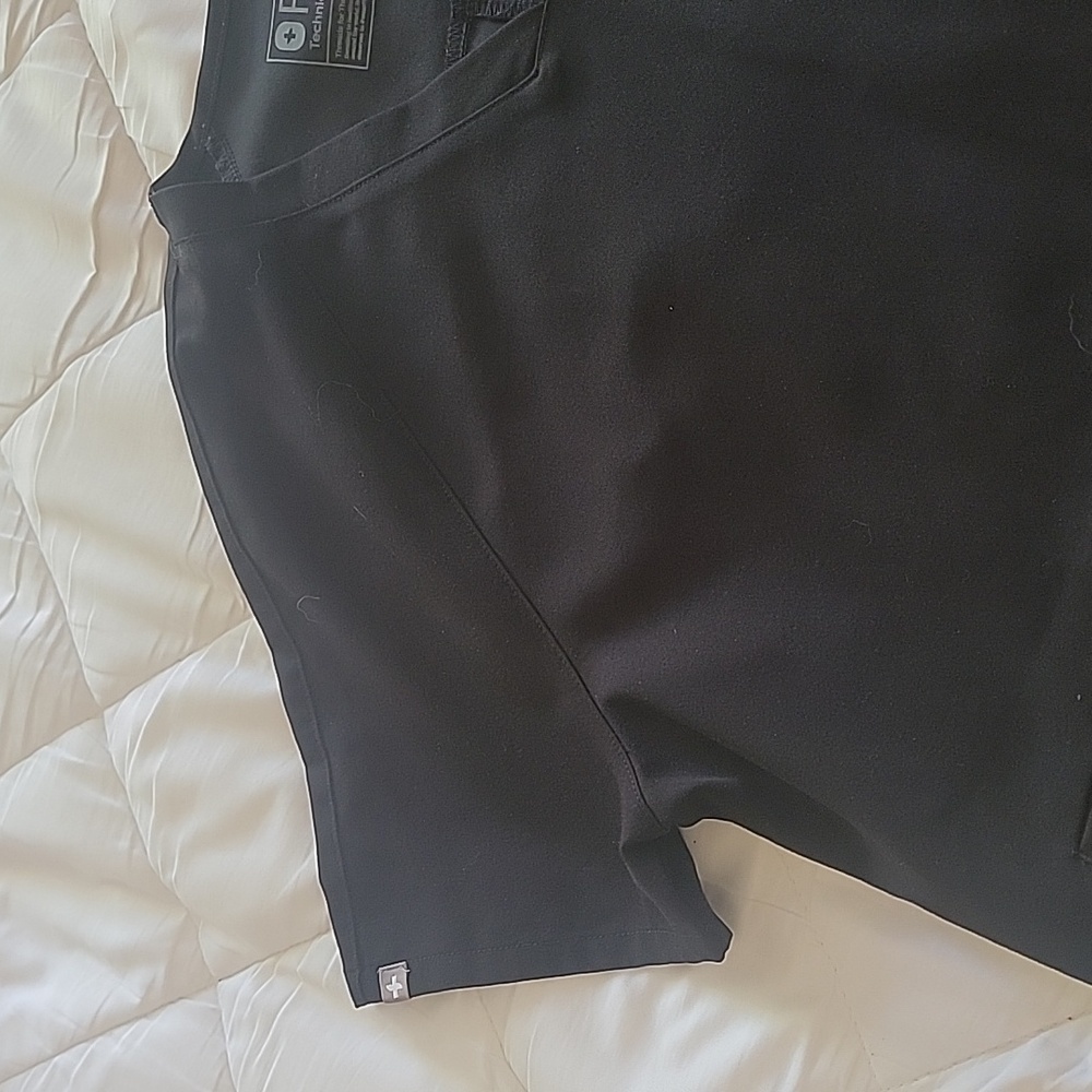 FIGS SCRUB TOP - Picture 3 of 10